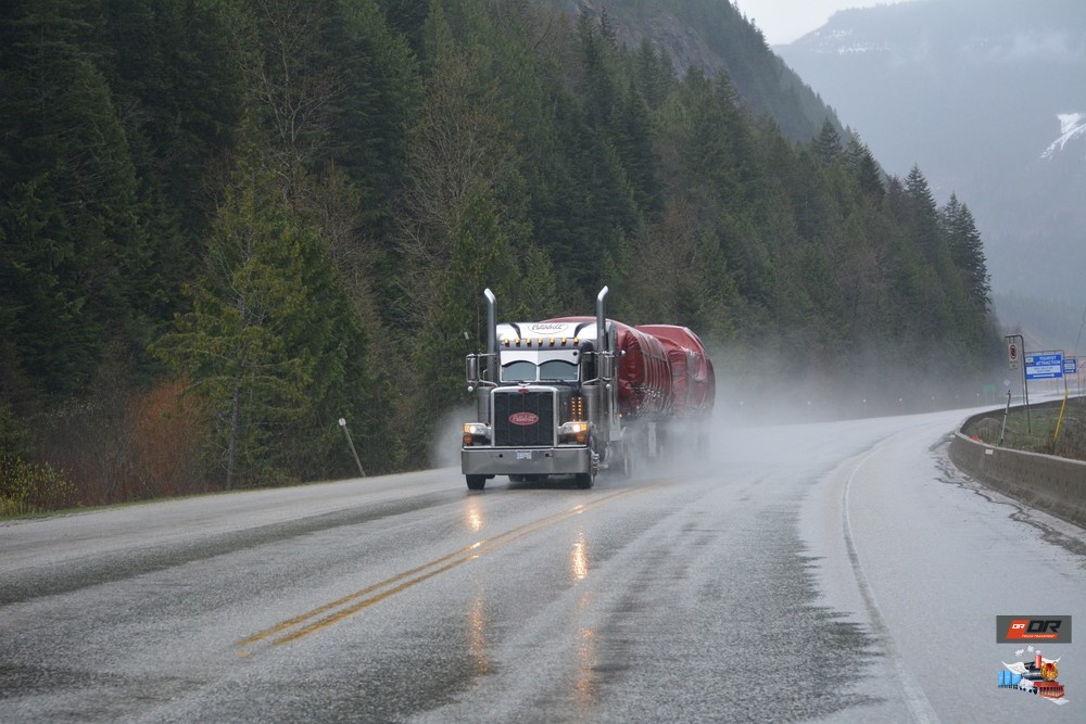 In FTL (Full Truckload) shipping, a single customer’s cargo fills an entire truck. The trailer is fully loaded at the origin and driven directly to its destination without consolidation with other trailers. This dedicated service means faster transit (no extra stops) and lower handling risk, since the shipment isn’t transferred between trucks or depots along the way​. FTL is ideal for large-volume or heavy cargo (machinery, bulk goods, etc.) that can justify the cost of a full trailer.