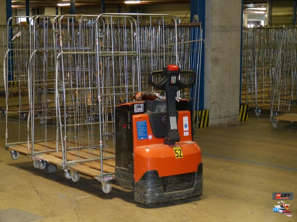 LTL (Less-than-Truckload) shipping handles smaller shipments by combining (“consolidating”) multiple customers’ loads in one trailer​. In practice, a carrier will add several partial loads into the truck at the origin and then sort and deconsolidate them at intermediate distribution centers before final delivery​. This multi-stop approach achieves higher volume utilization and lower per-cargo cost, but involves more handling (several sortation steps) and longer transit times. LTL is commonly used for mixed freight, palletized goods, or e-commerce shipments that don’t fill a full trailer.