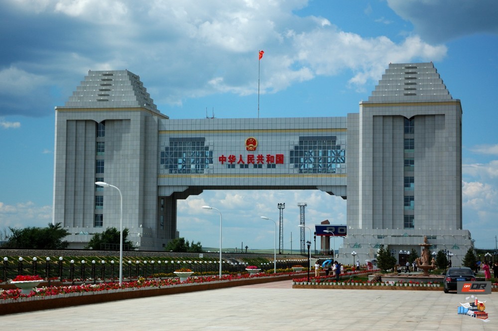 Cross-border operations focus on major frontier crossings. For example, the Manzhouli (China) – Zabaikalsk (Russia) crossing is one of the busiest road gateways, handling thousands of containers per month. Transit times for China–Russia shipments are typically on the order of weeks (e.g., ~18–28 days via these land routes)​ . At the border terminals, trucks undergo customs clearance and any mode changes. Specialized service providers (like Dear-Railway) offer door-to-door FTL and LTL routing with customs handling, ensuring freight moves efficiently across the China–Russia border.